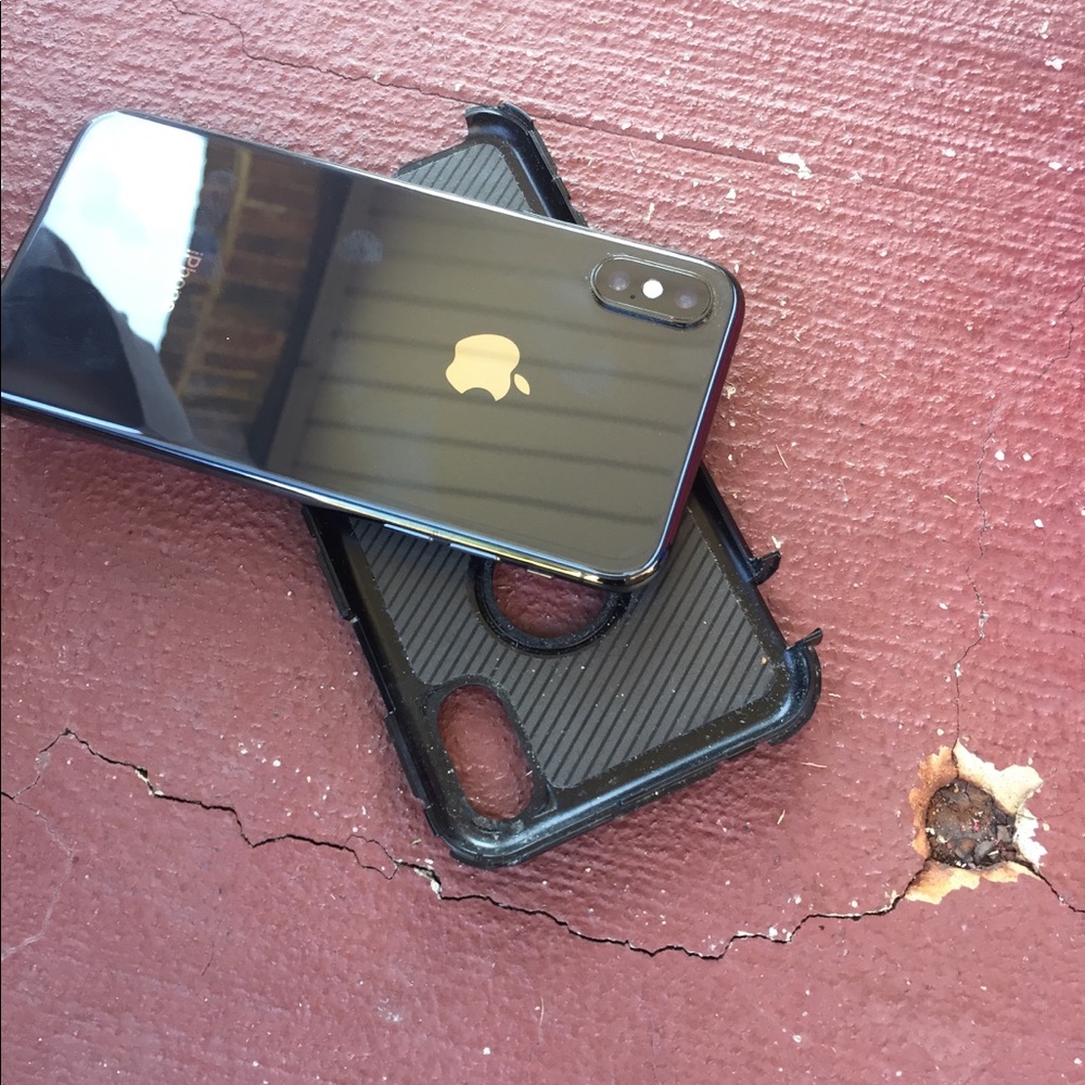 iPhone X - Picture 3 of 3